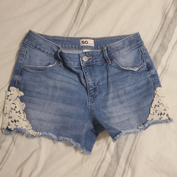 Girl's Denim Blue Jean Shorts With Crochet Detail SO‎ SZ:16 - Picture 1 of 4